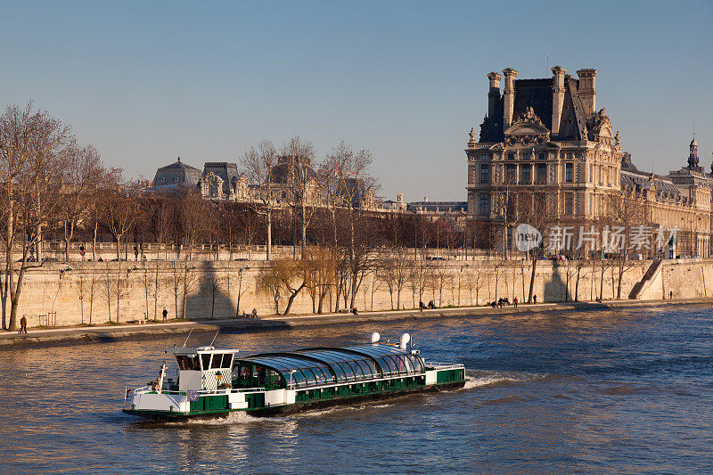 塞纳河和卢浮宫博物馆，巴黎