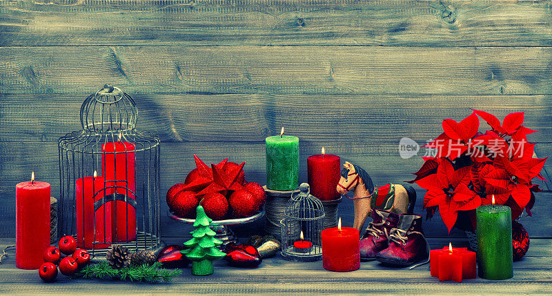 圣诞装饰用的红蜡烛和一品红