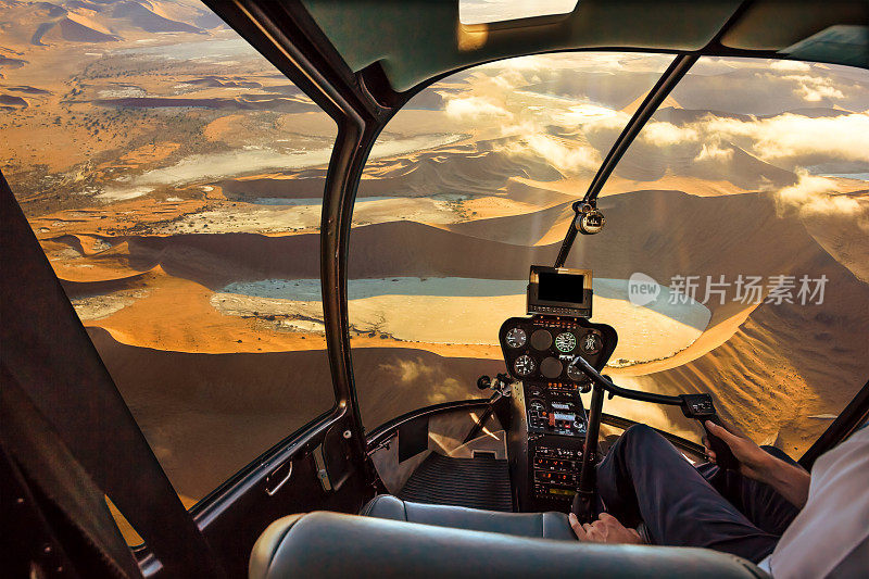 Sossusvlei沙漠中的直升机
