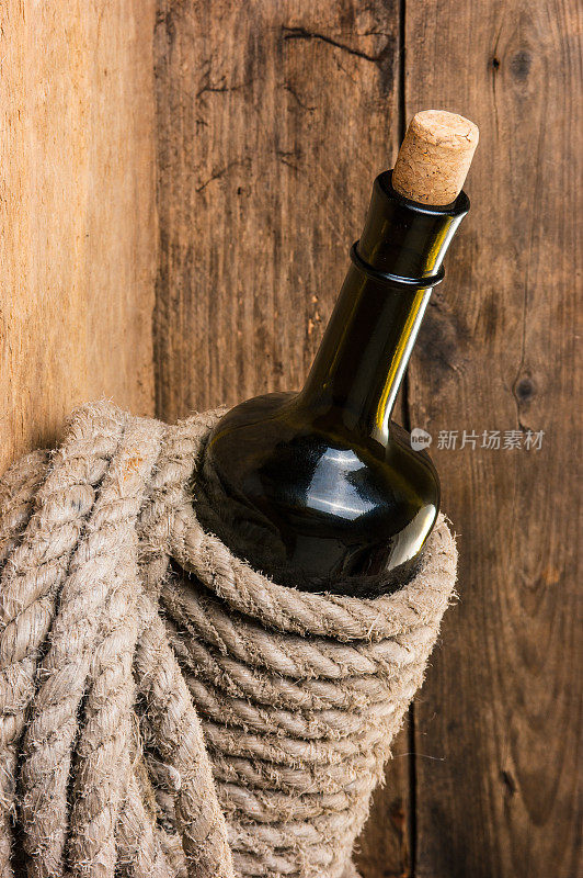 用绳子裹着的一瓶酒