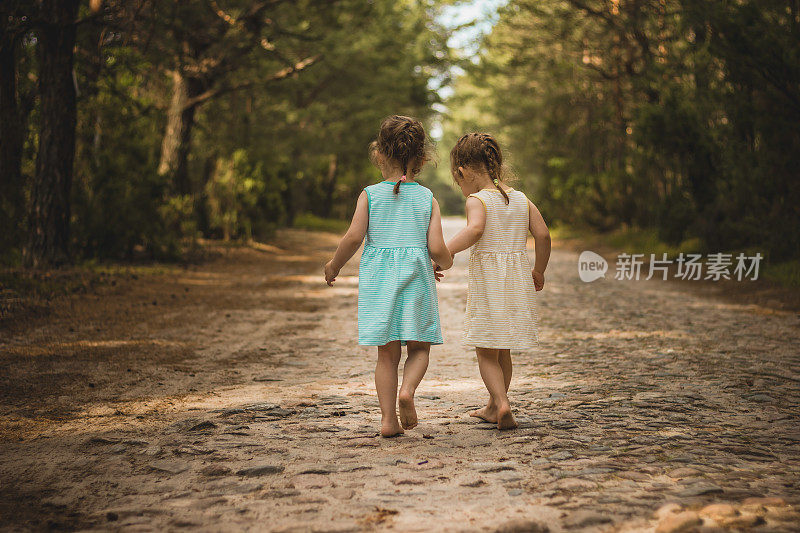 两个小女孩在森林的路上