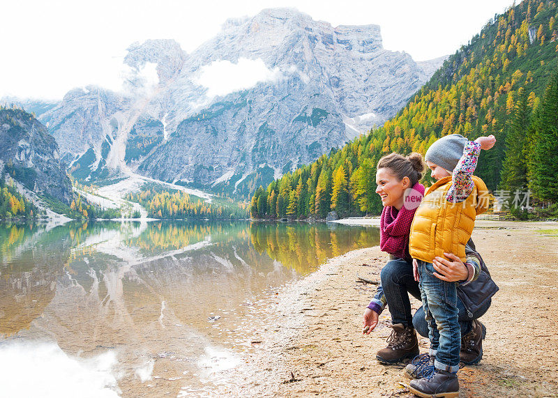 意大利，母亲和婴儿在布雷斯湖上扔石头
