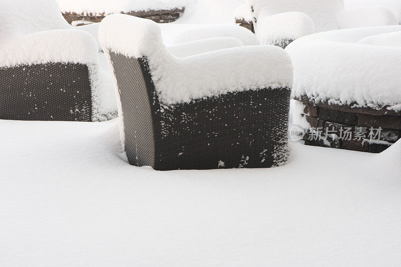 雪覆盖的柳条椅子冬季风暴