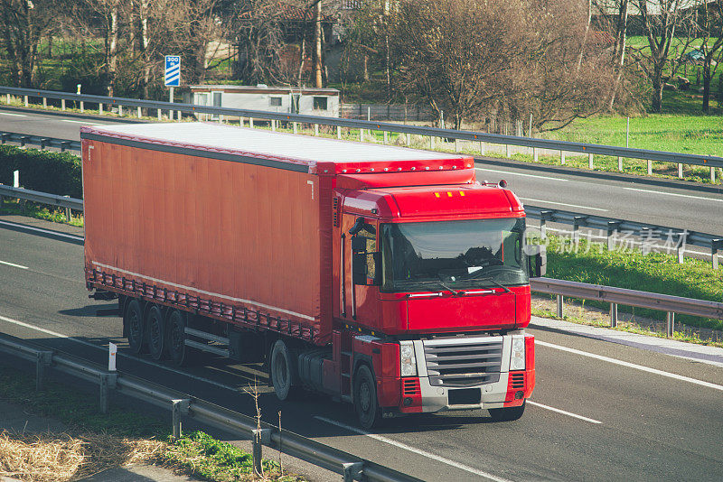 高速公路上的红色卡车