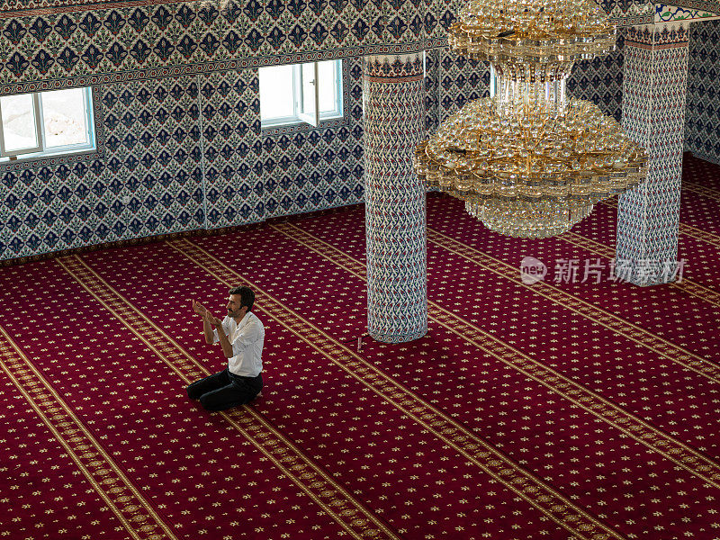 穆斯林男子在清真寺祈祷的高角度肖像