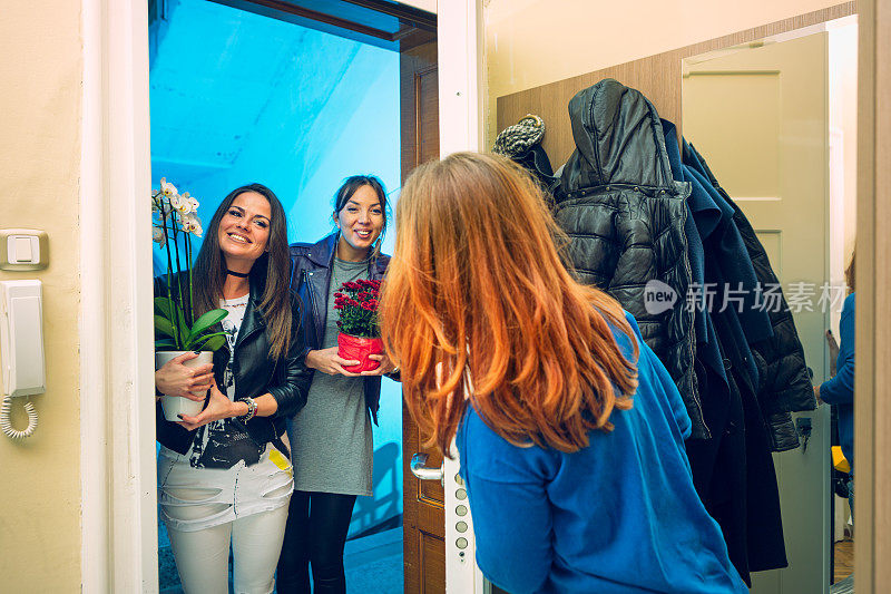 两个女孩带着礼物来到生日聚会上