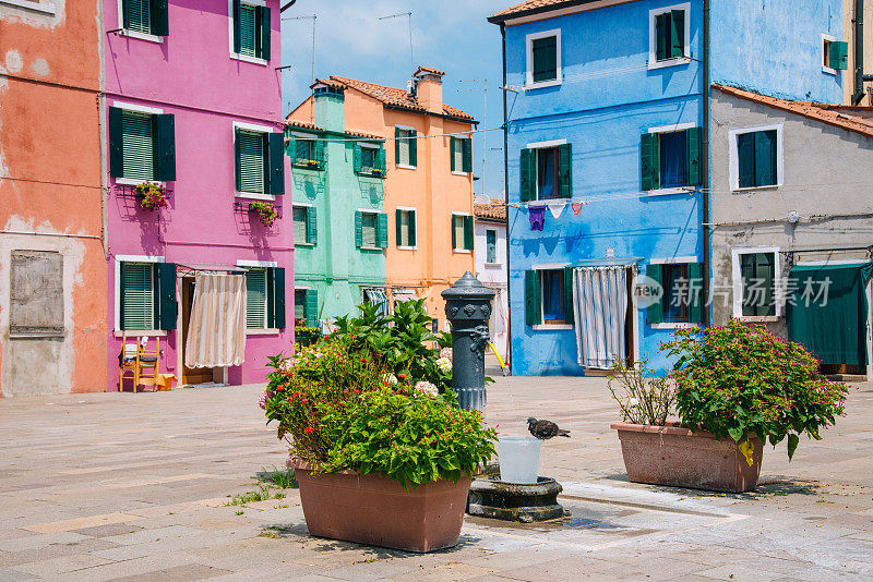 威尼斯布拉诺岛五颜六色的房子