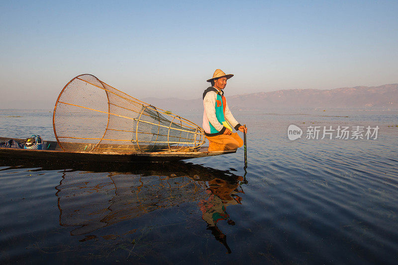缅甸茵莱湖上的渔民。