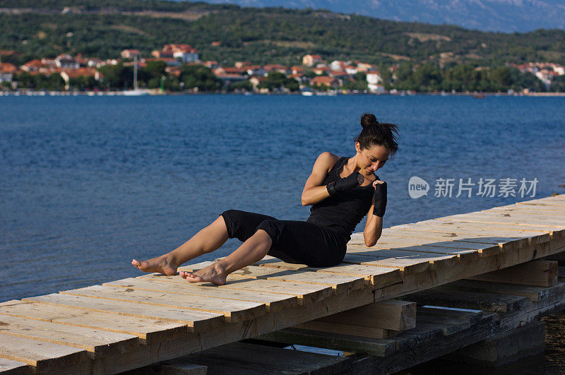 肌肉发达的女孩在木桥上锻炼