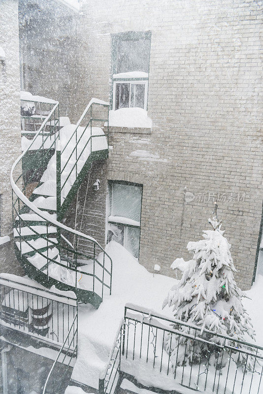 阳台上的后窗有暴风雪，垂直的。