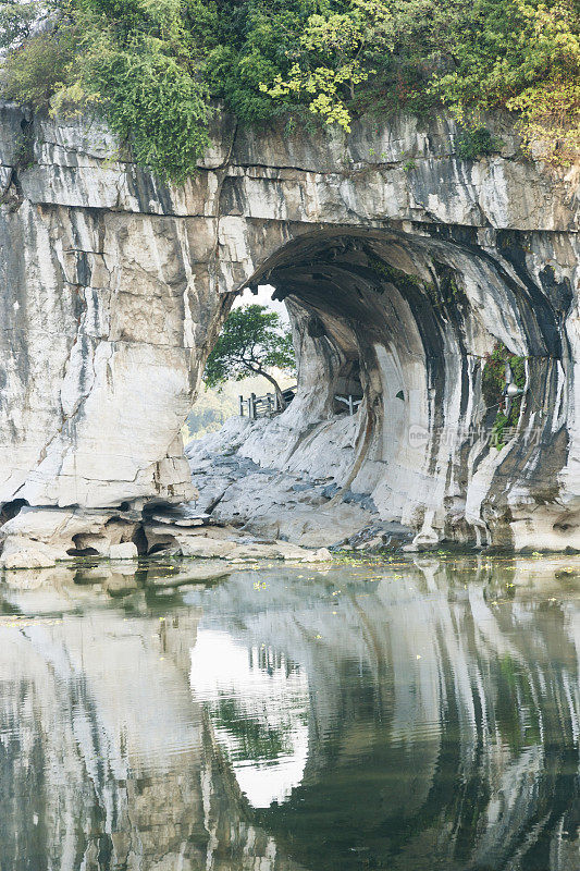 象鼻山江水倒影