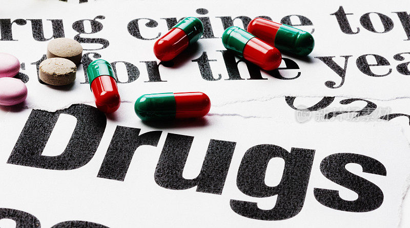 药片、药丸和胶囊散布在药品的标题上