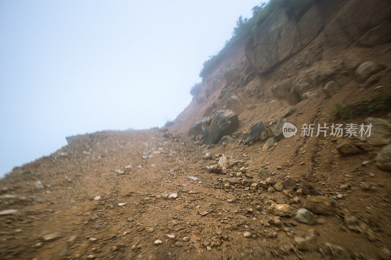 鹅卵石路在薄雾下晃动，在山中模糊