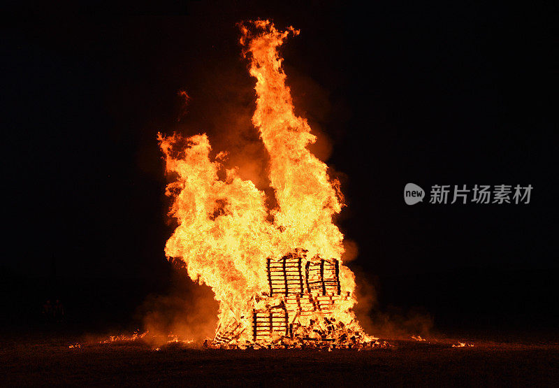 夜间火灾的特写镜头