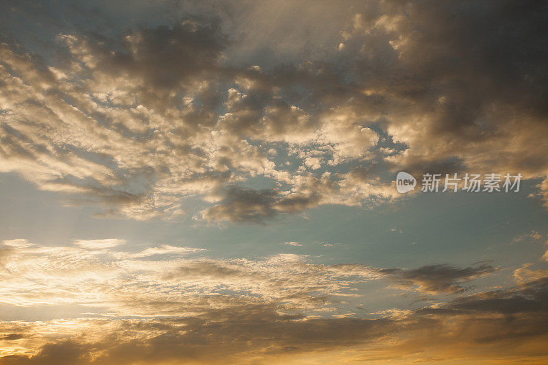 云的类型学-夕阳下燃烧的天空