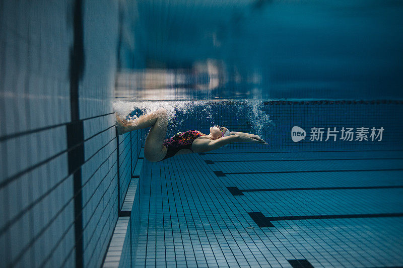 女游泳运动员在游泳池内的行动