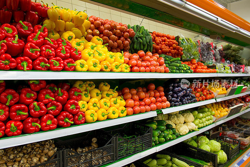 超市、农贸市场货架上的新鲜有机蔬菜和水果。健康食品的概念。维生素和矿物质。西红柿，辣椒，黄瓜，蘑菇，西葫芦