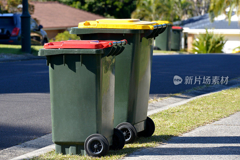 垃圾桶红盖垃圾和黄盖回收利用