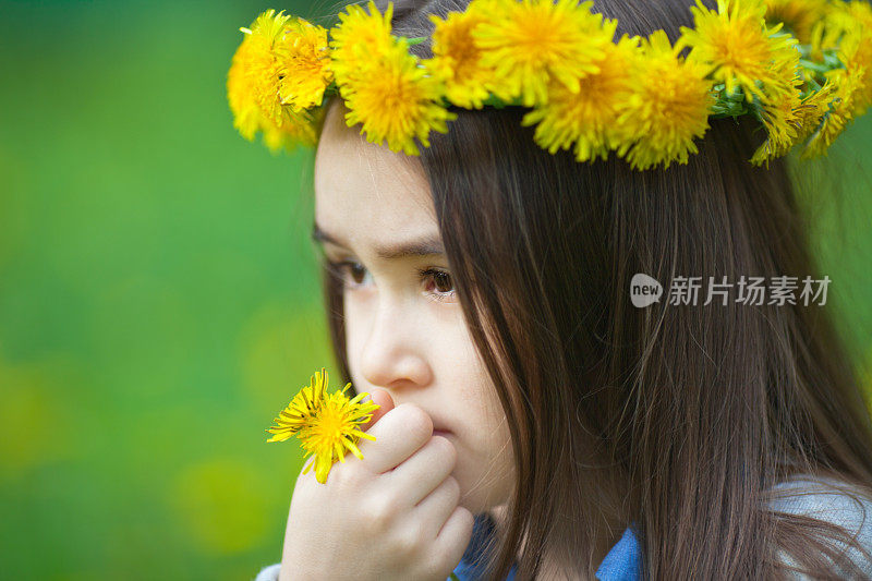 小女孩戴着蒲公英做的花环