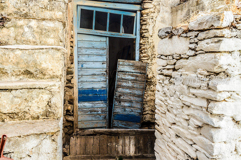 希腊，石头建筑上的腐朽木窗