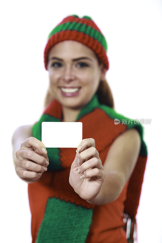 红头发的年轻女子拿着并展示空白贺卡