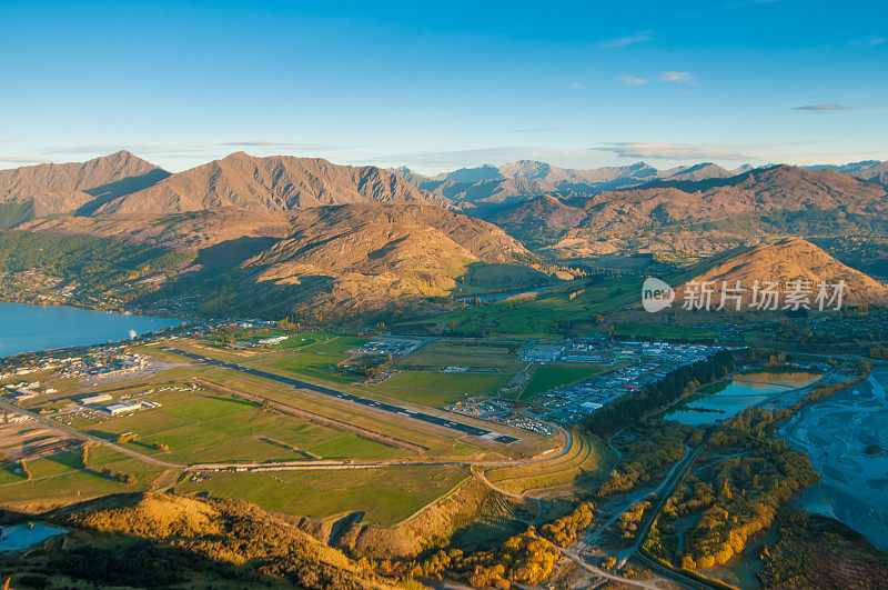 新西兰皇后镇壮观的山峰全景