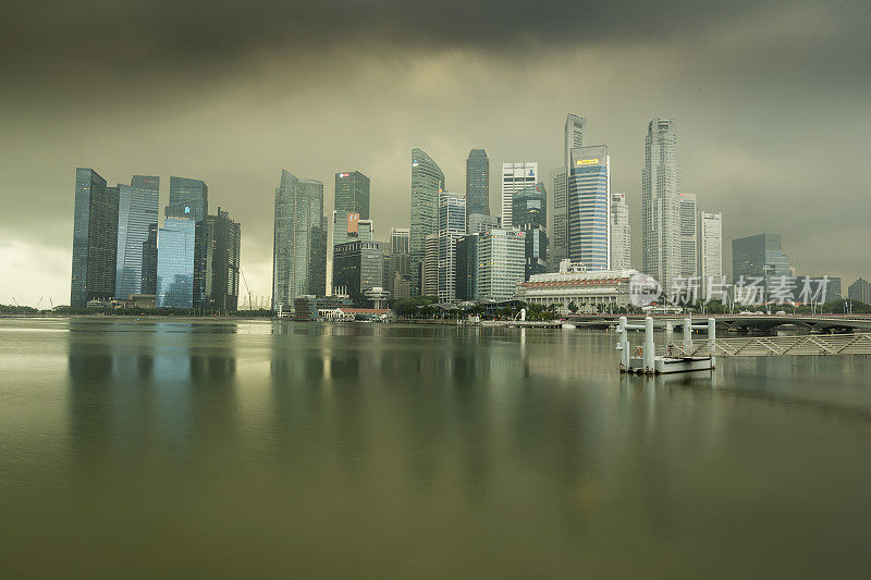 季风风暴席卷新加坡现代商业区