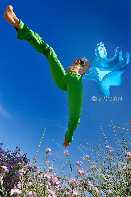 女孩在蓝天上跳跃