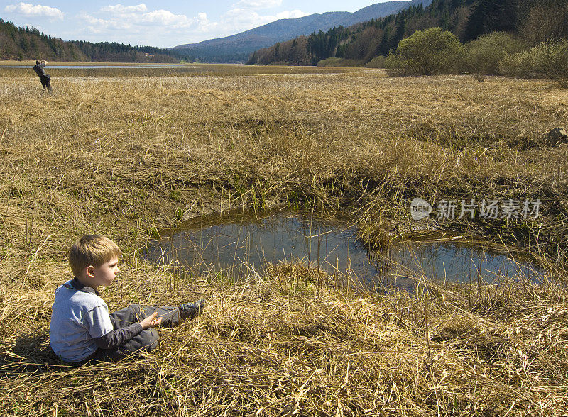 坐在湖边