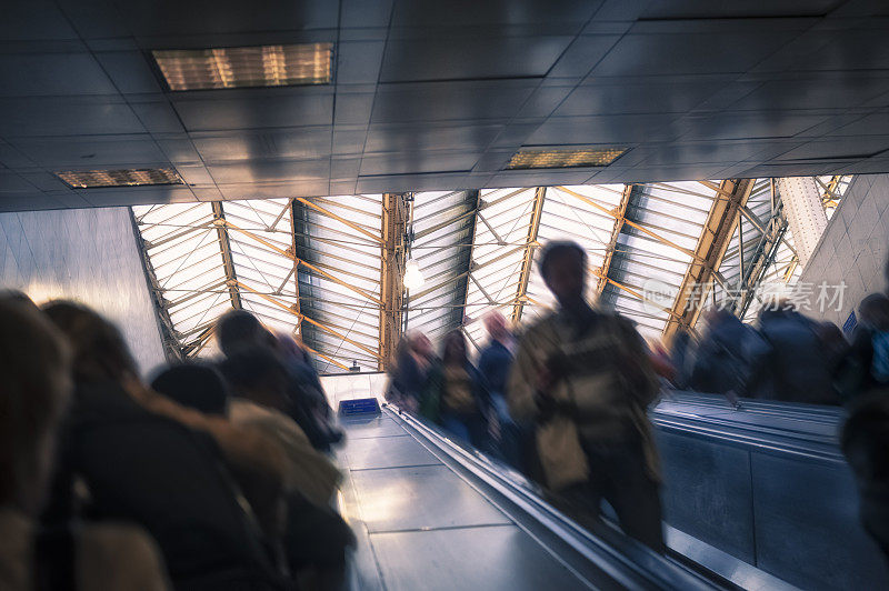 人们在伦敦地铁站的自动扶梯上