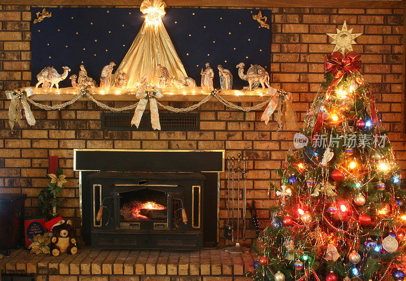 宗教:壁炉架、壁炉和圣诞树上的圣诞诞生