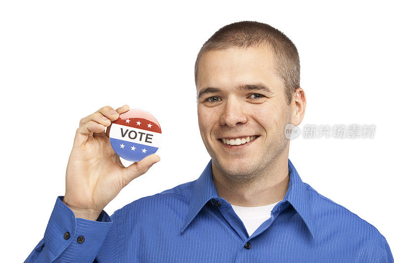 快乐年轻男性持有一个投票按钮