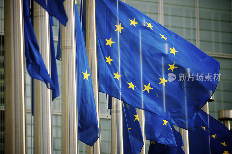 比利时布鲁塞尔欧盟委员会大楼飘扬的欧盟旗帜