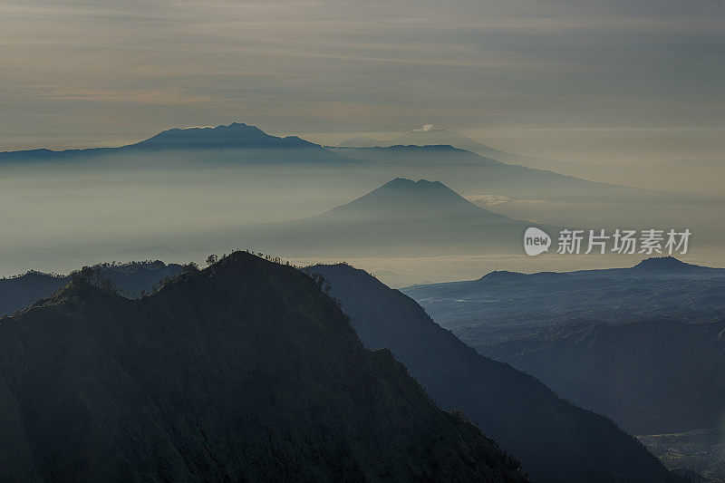 印度尼西亚爪哇清晨的火山