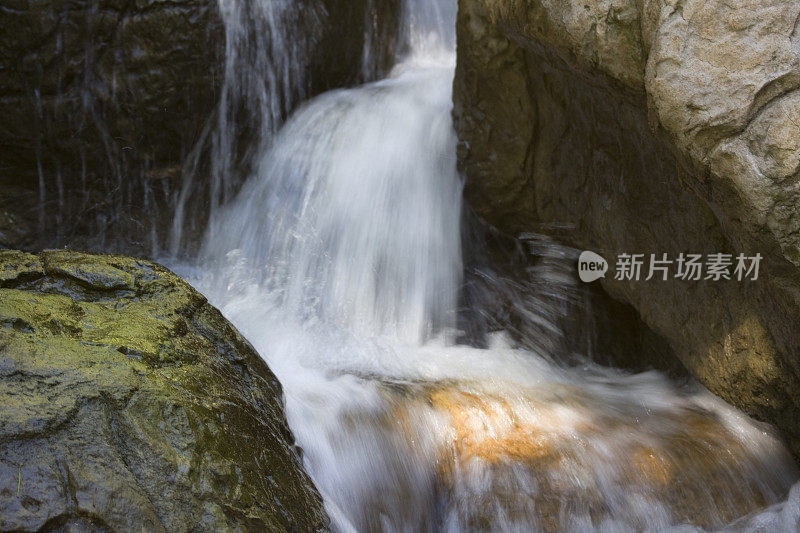 瀑布瀑布在苔藓岩石，水，自然背景，运动模糊