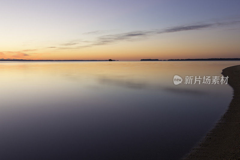 水面上的日出