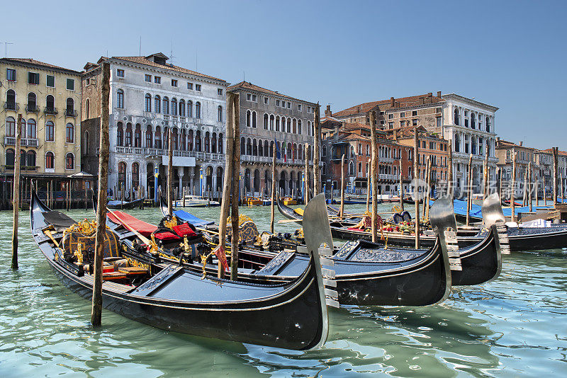威尼斯大运河上的贡多尔