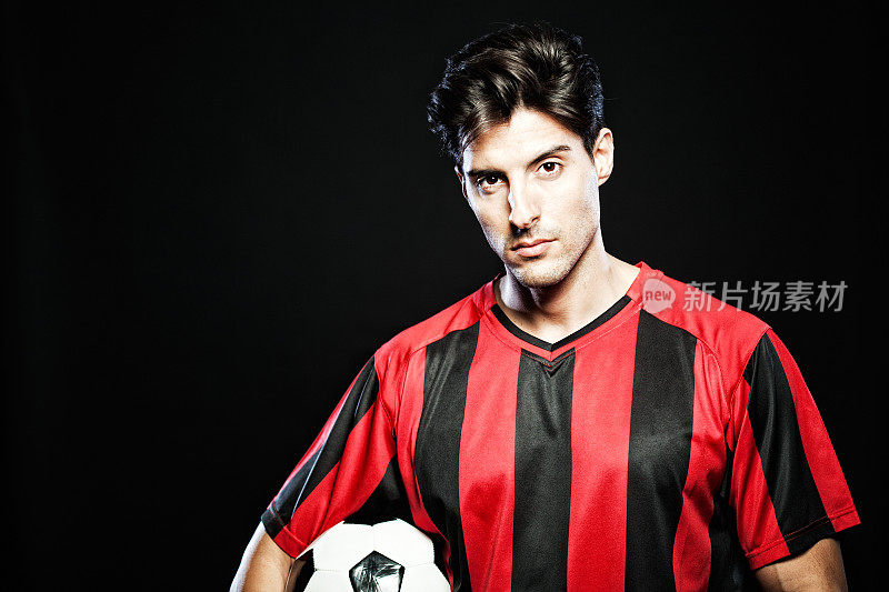 足球运动员肖像在黑色背景，水平。