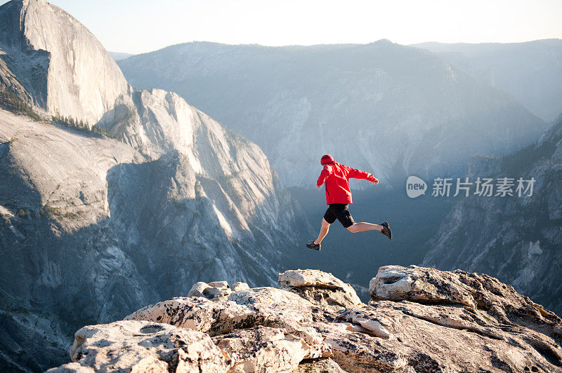 徒步者跳跃的差距