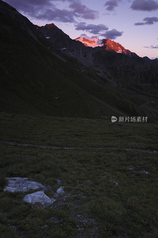 阿尔卑斯山上的日出