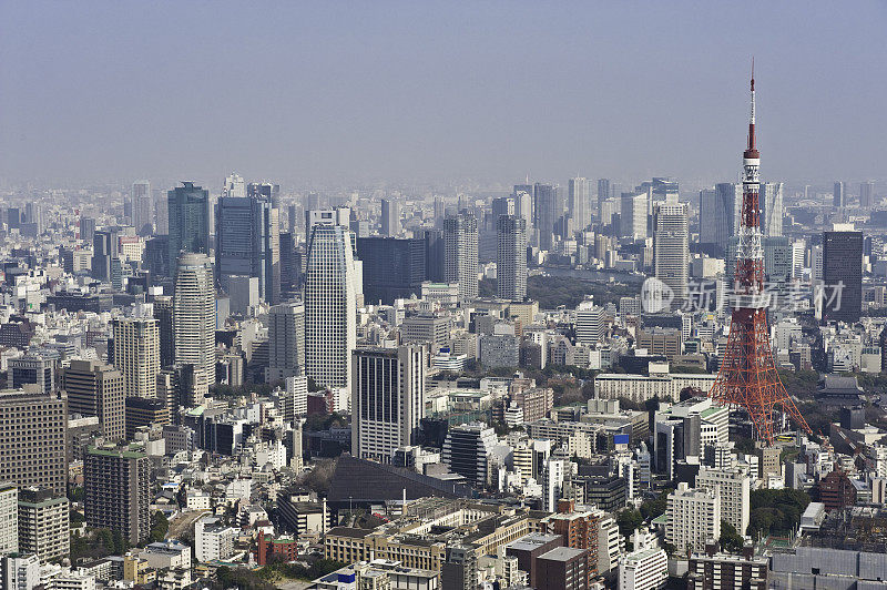 东京塔市中心摩天大楼拥挤的城市景观，日本银座港区