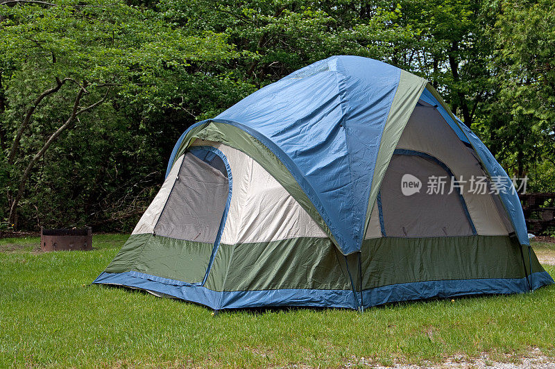 蓝色的野营帐篷