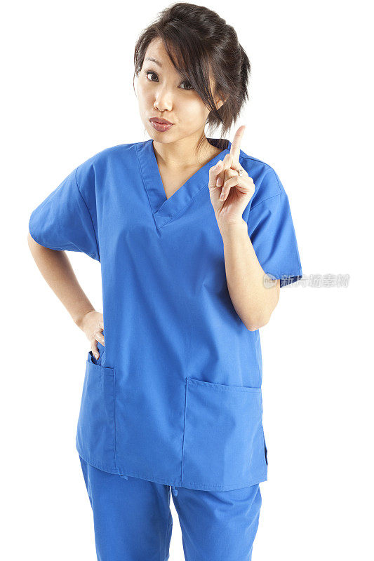 穿着蓝手术服的年轻亚洲护士摇着手指