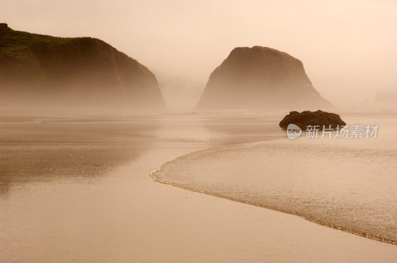 新月海滩，波浪在前景