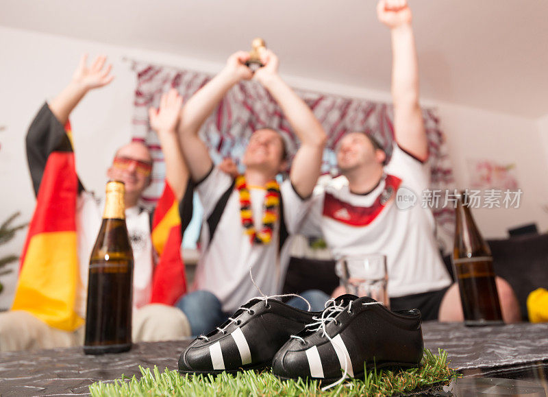 德国球迷拿着奖杯