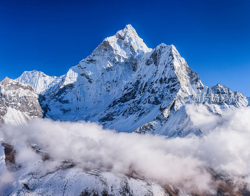 尼泊尔喜马拉雅山上美丽的阿玛达布拉姆山全景图