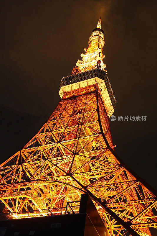 东京塔夜晚的近景