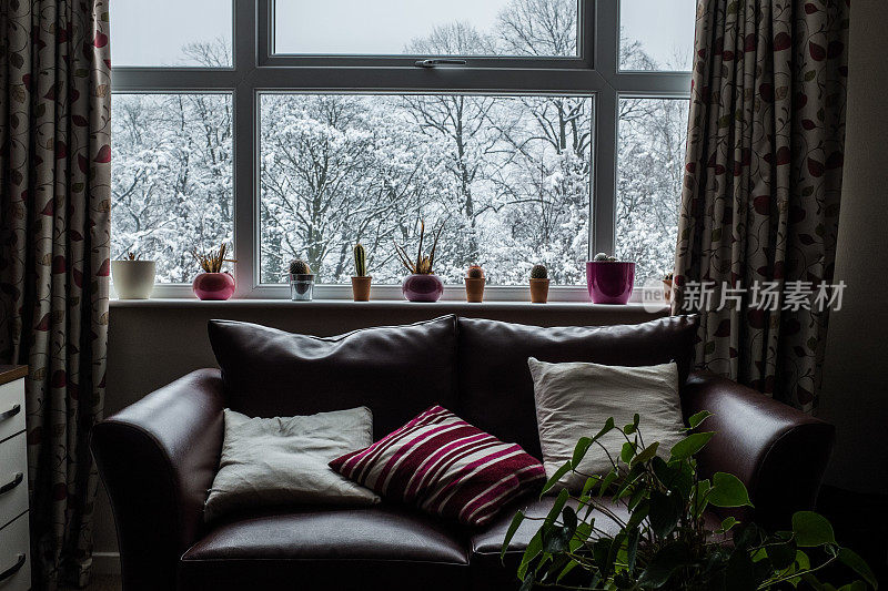 舒适温暖的沙发，背景是雪