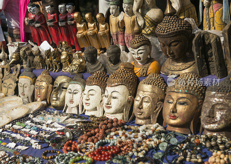在缅甸市场出售佛像面具和项链