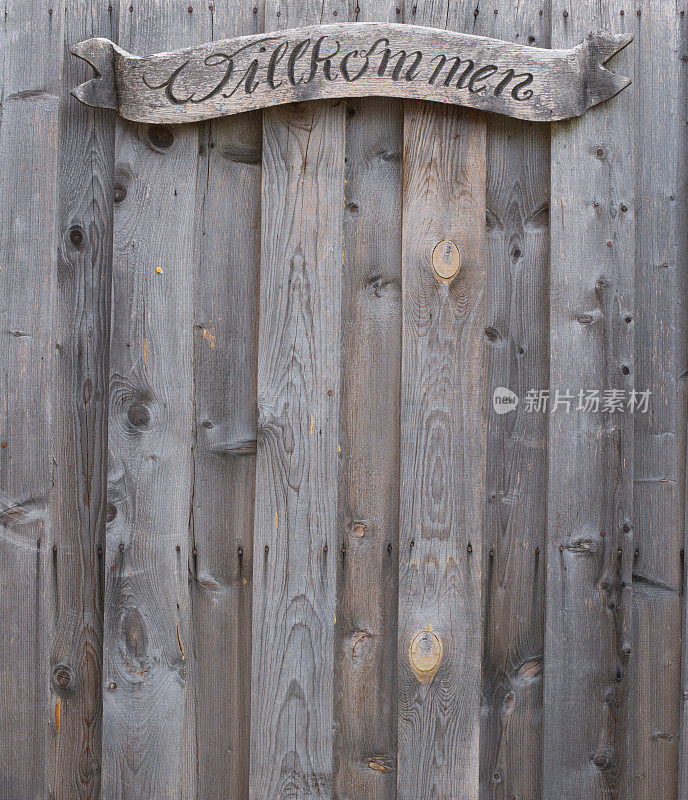 在一堵木墙前的德语欢迎词“Willkommen”